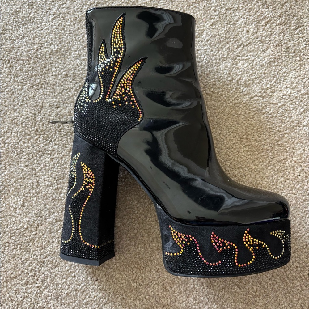 AKIRA Black Platform Boots with Multicolor Flame Design - Picture 5 of 8